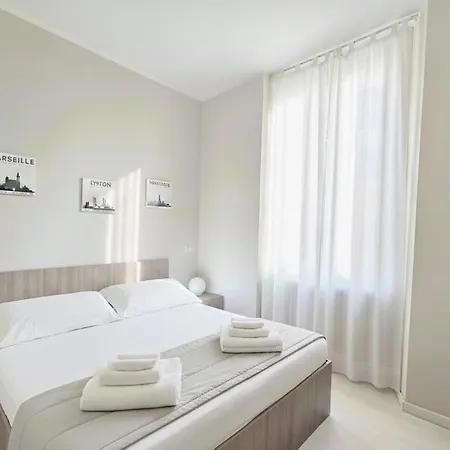 شقة Courtyard & Balconies