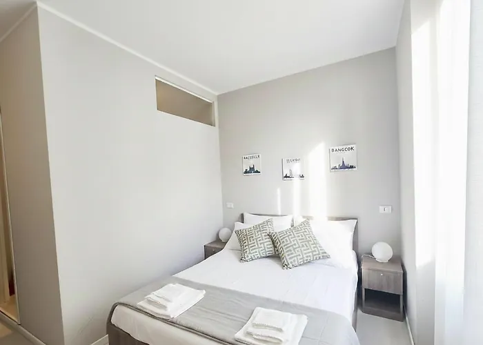 Courtyard & Balconies Apartment Como